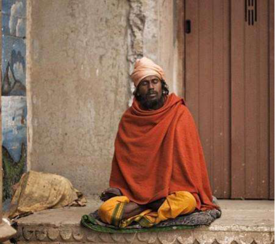 印度神秘苦行僧出行赤裸双脚断水断粮还要睡钉床