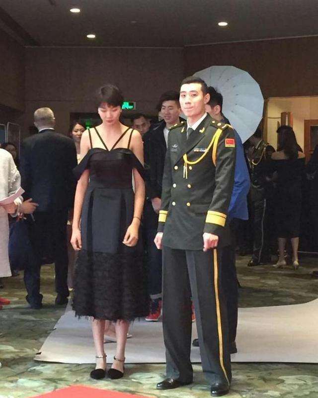 袁心玥露肩礼服,身材高大,圆润有型,皮肤雪白,颜值被低估!