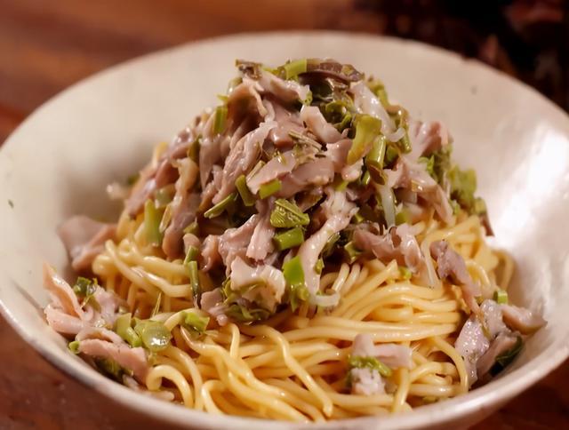 香椿和鸡丝合作做出的拌面那个安逸简直不摆了快来吃上一碗