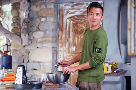 前几天他还亲自发了条微博,回应网友质疑他"不唱歌演戏,只想做个厨子"