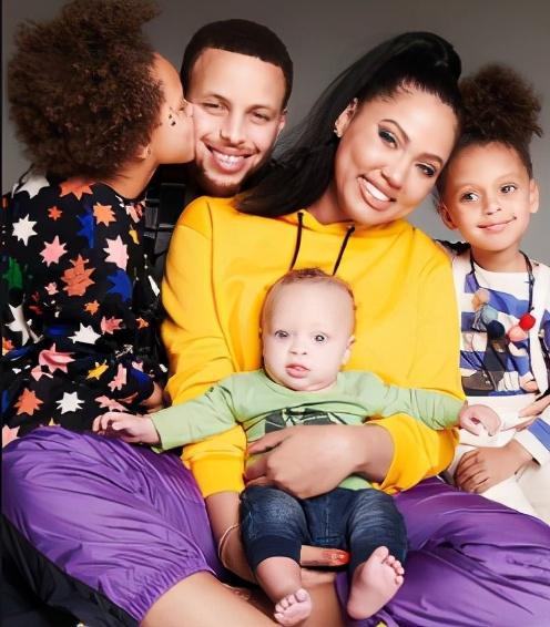 阿耶莎晒出小儿子婴儿车照片,网友:未来中锋的料啊