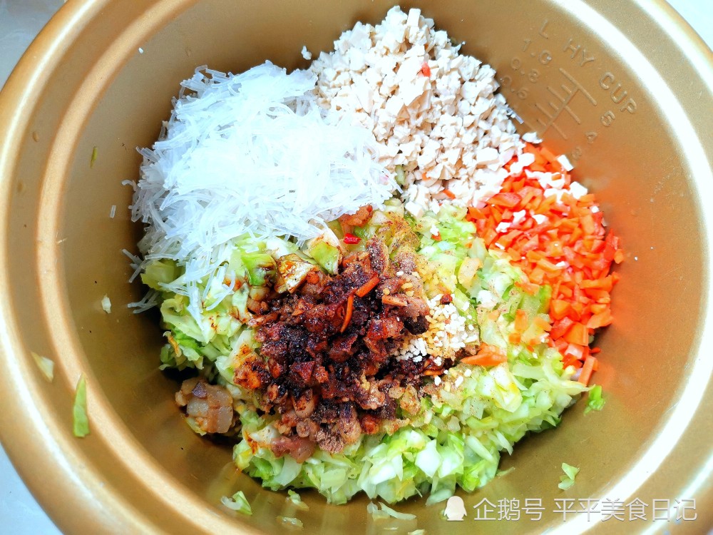 【白菜馅饺子】食材:白菜,豆腐,胡萝卜,猪肉,粉丝,盐,生抽,蚝油,十三