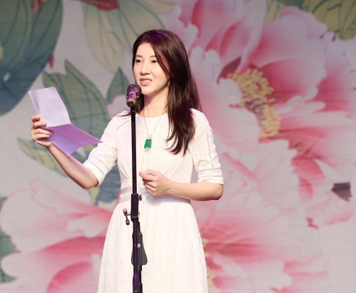 昔日广东电视台最红节目主持人伍燕如今已成为岭南戏曲频道总监