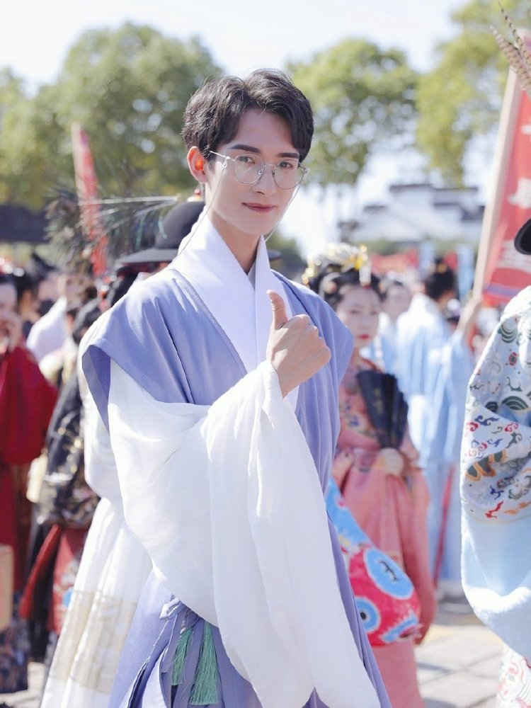 穿汉服还能穿出老干部气息看看宫寒就知道了清冷又呆萌