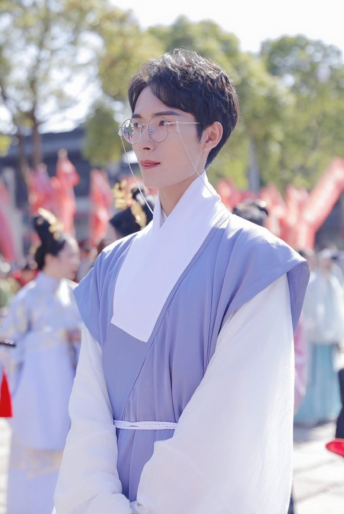 穿汉服还能穿出老干部气息看看宫寒就知道了清冷又呆萌