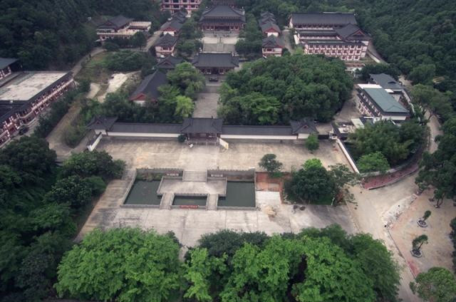 航拍东莞一座恢宏的寺庙藏于宝山公园内历史悠久