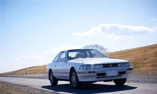 80年代的一款豪华gt跑车丰田soarer