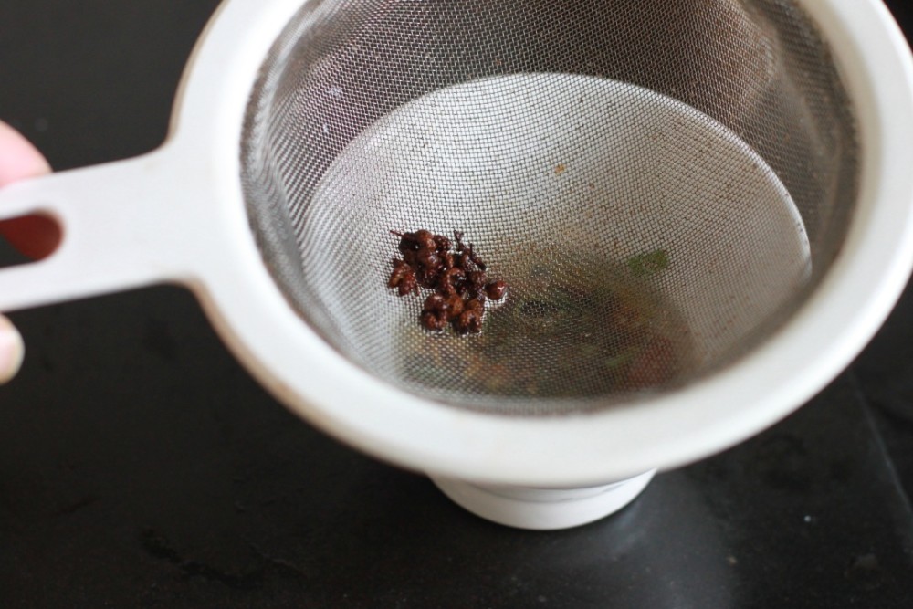 7.趁热将花椒油过滤至料汁碗内.