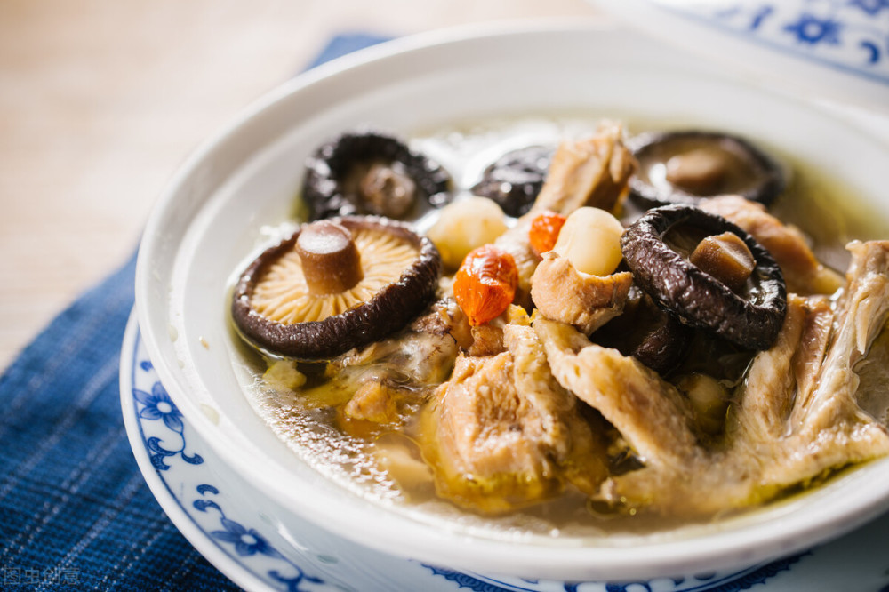 教你香菇炖鸡汤的做法,鸡肉软嫩不柴,汤汁味道十分鲜美