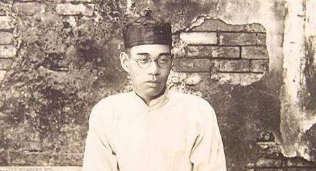 清朝老照片戴眼镜的书生穿戎装的满族贵族