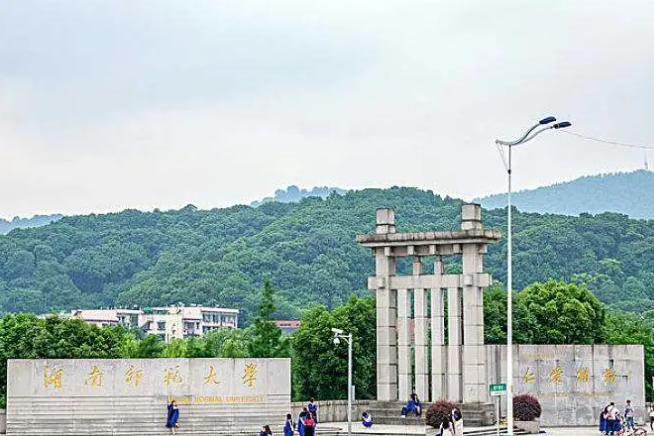 湖南师大女生宿舍自杀:忙到凌晨3点的工作,不被老师允许的辞职