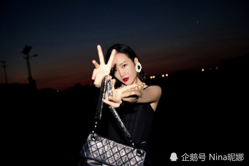 38岁王鸥深夜营业真胆大罕见尿不湿背心自拍这打扮80后女星少见