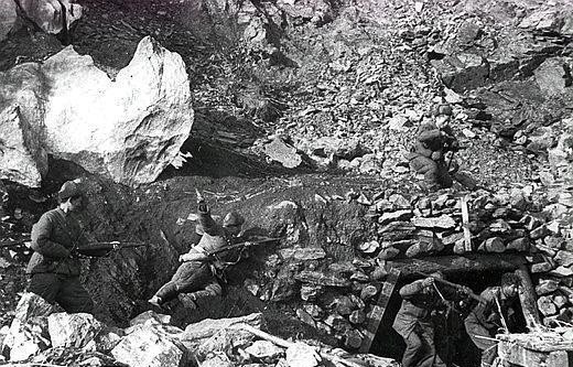 抗美援朝珍贵影像美国兵举枪投降,志愿军打胜仗笑得像孩子!