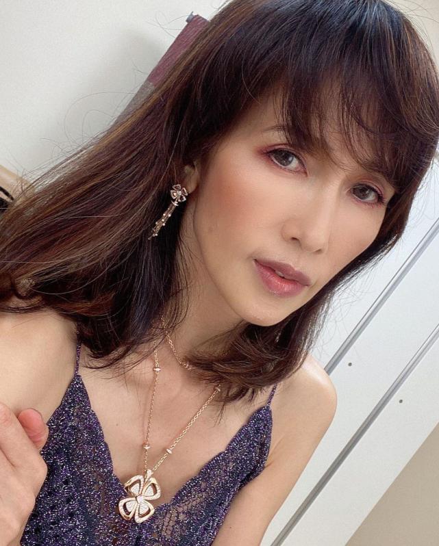 50岁工藤静香上节目稳坐c位金丝礼裙优雅次女光希复刻木村拓哉浓颜