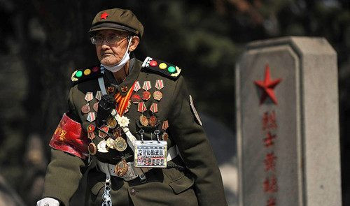 实拍老人到烈士陵园祭奠战友全身挂满勋章难掩失去战友的落寞