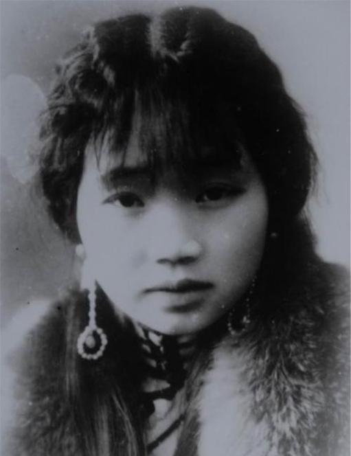 刘文彩最宠爱的五姨太,吃鸭子只吃爪子,晚年却靠捡牛粪度日