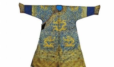 这才是清朝皇帝的龙袍,不仅仅有金黄色,没有电视剧中那么好!