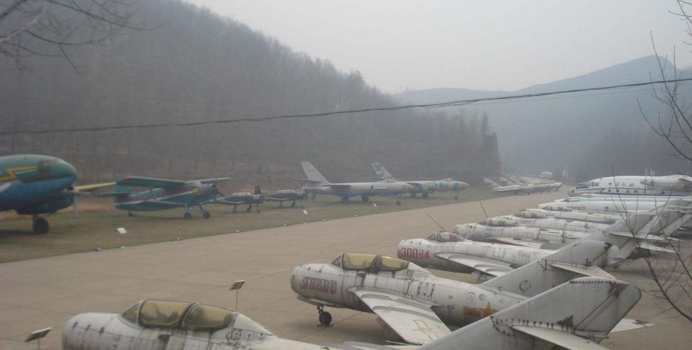 这个飞机坟场位于我国河南的一个小县城,全称为鲁山军用机场,专门用来