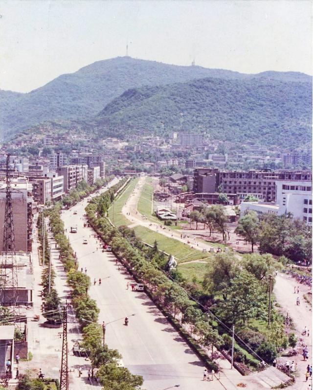 老照片80年代的湖北省黄石市工人文化宫钟楼黄石商场