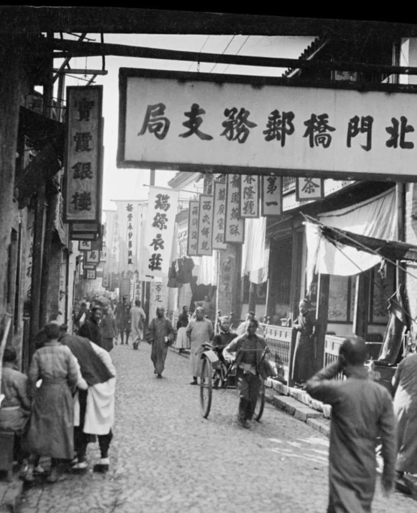 被斩首后,首级往往被装在木笼当中示众,起到震慑百姓,杀鸡儆猴,警告