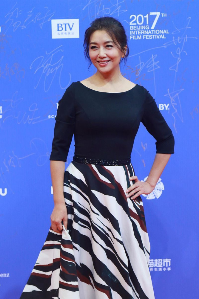 江珊穿衣不走寻常路黑色上衣搭斑马纹长裙美得好有特色