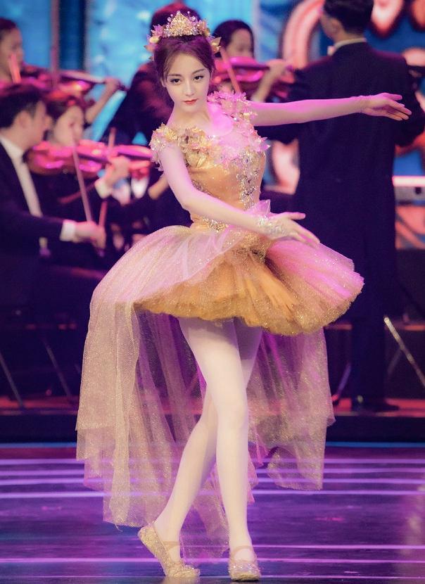 穿上"芭蕾舞裙"的女明星,许佳琪精致,张艺凡仙气,看到热巴:是公主吧!