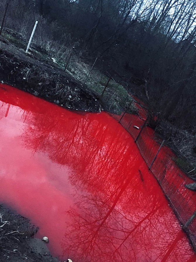 俄罗斯河流一夜之间变血河,河水血红一片,网友:共和党人眼泪?_腾讯新