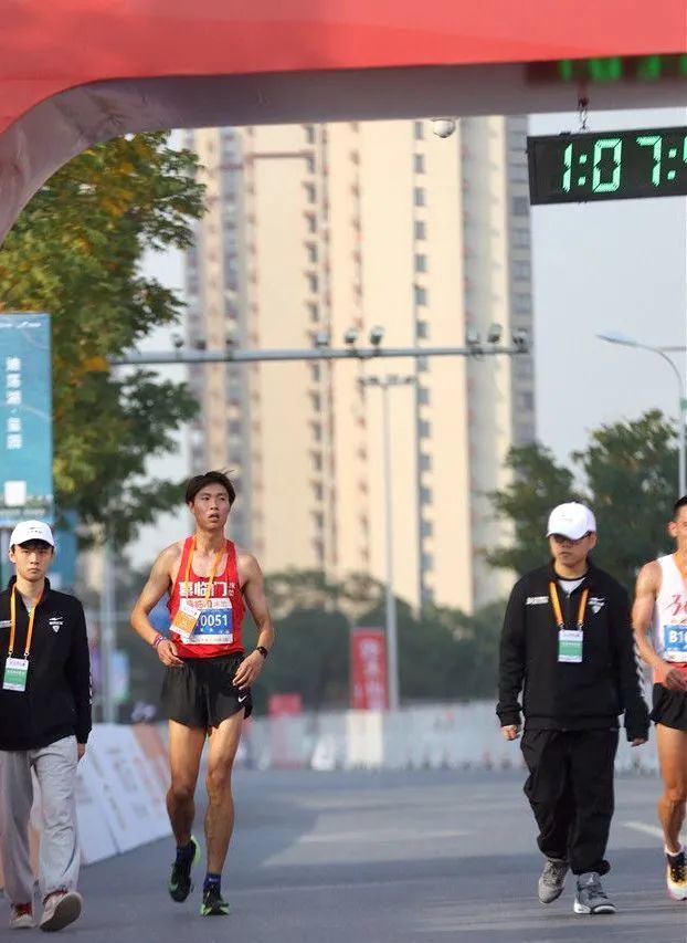 63:21|杨乐刷pb,创近七年最佳|广州马拉松|杨乐|董国建|李子成