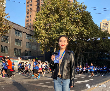 896记者肖楠现场报道肖楠:赛场上,最让我感动的一刻,是看到那些甜别