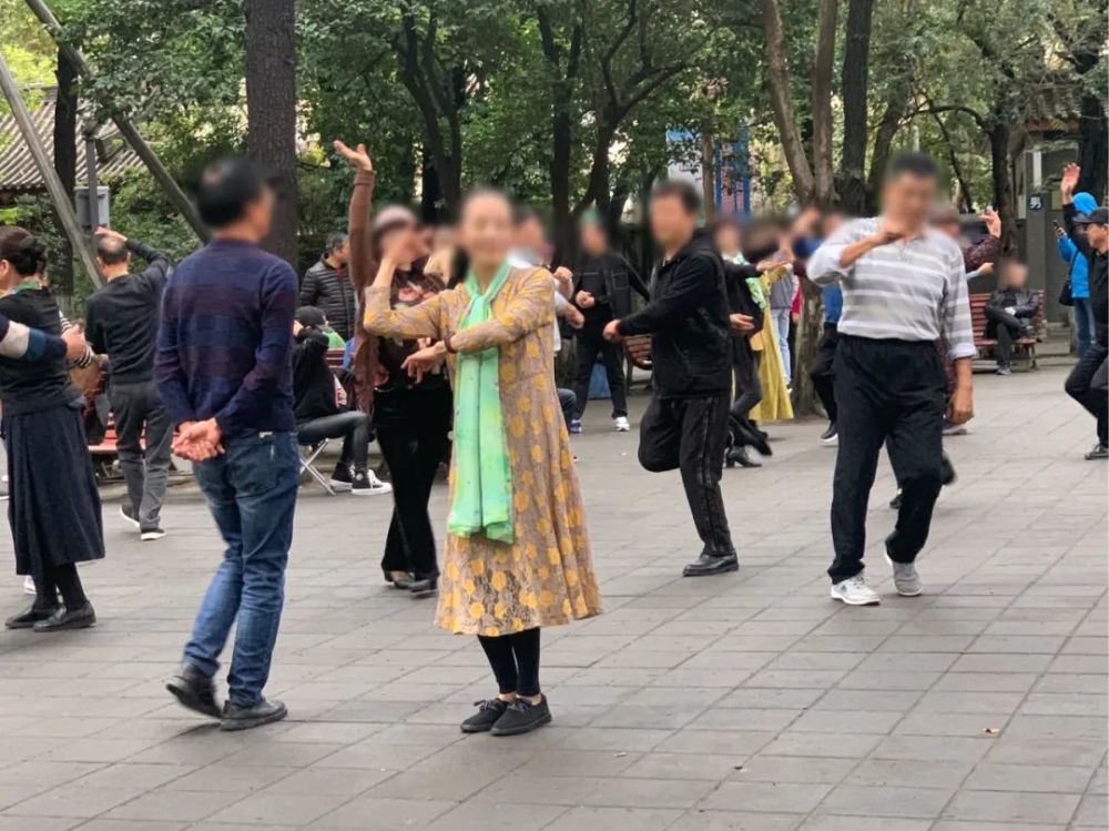 唱跳rap全能被大爷大妈直播占领的兴庆公园比夜店还嗨