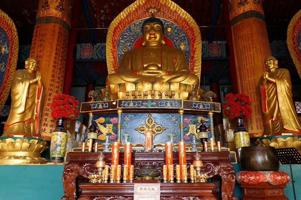 愿灯数于一一佛前各亮一亿,愿油汁多如周边大海,愿灯芯巨如须弥山王