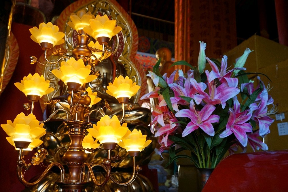 愿灯数于一一佛前各亮一亿,愿油汁多如周边大海,愿灯芯巨如须弥山王