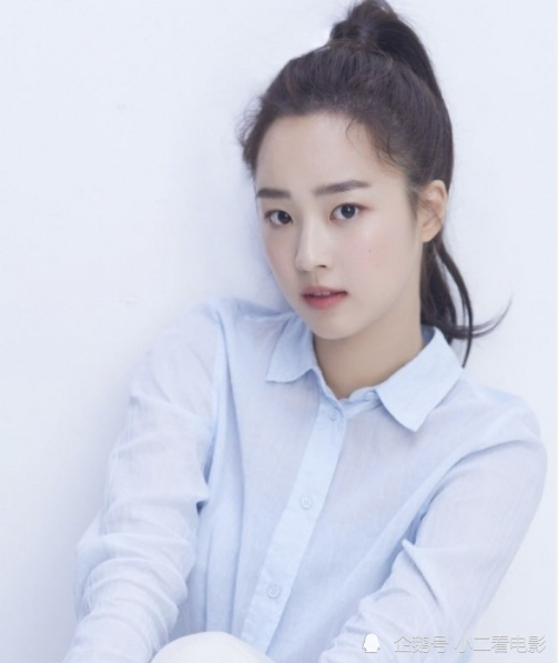 中夏恩星是千书真的女儿,活在强势的母亲的压力之下,一紧张就会抓头发