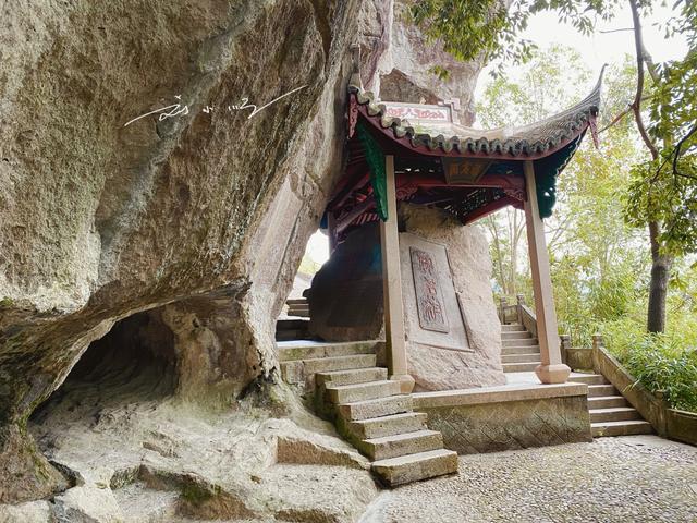 "仙都风景区"主要分为五大景点,分别是鼎湖峰,朱潭山,仙都观,倪翁洞