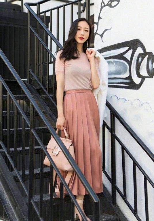 韩雪真不适合大红唇,穿黑长裙,显老又苍白,瘦得都要认不出了