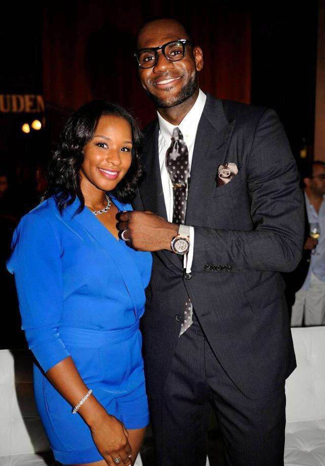 詹姆斯年薪8820万他的妻子萨瓦娜年收入有多少