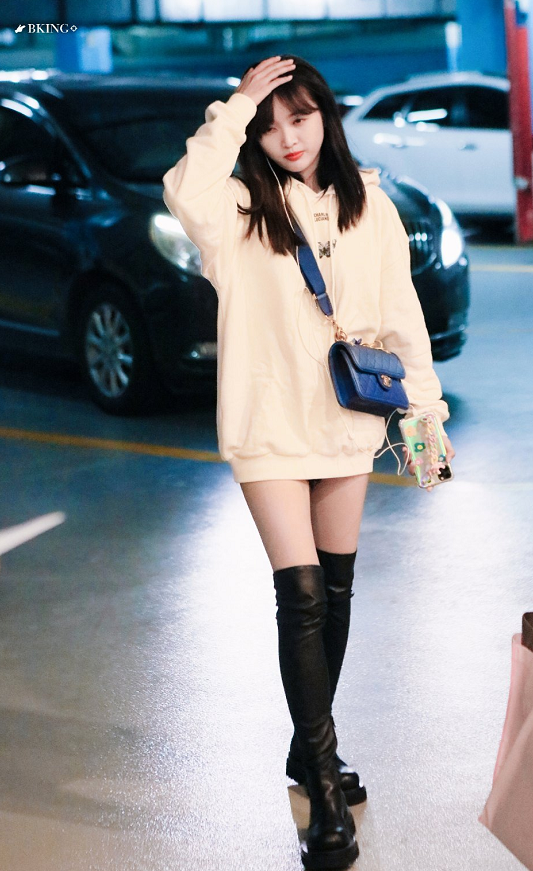 吴宣仪身材比例太好!卫衣搭长靴玩下衣失踪,全靠好身材加持