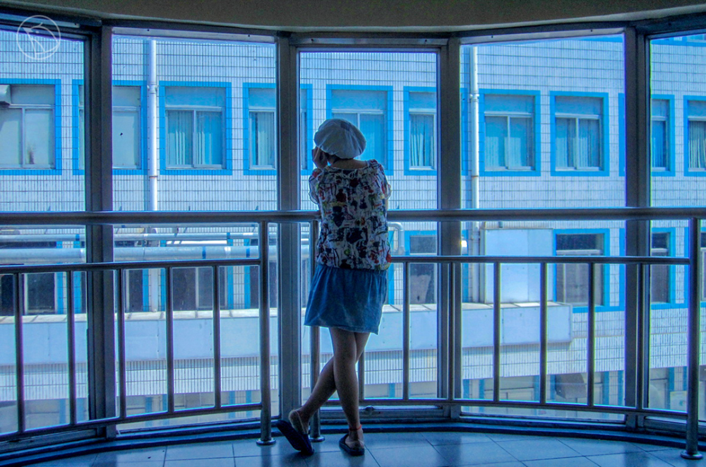 2011年7月6日,广东省东莞市.电子厂的女工在楼道发呆