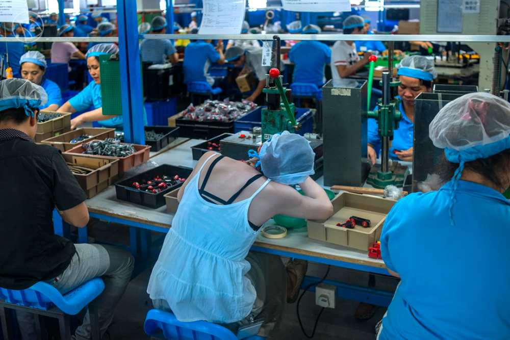 2015年8月12日,广东省东莞市暑假时,大学生在玩具厂的生产线上打工