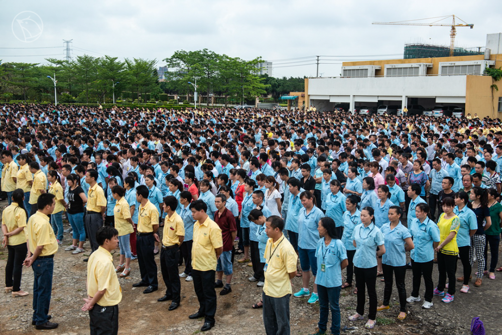 2015年5月4日,广东省东莞市.鞋厂的员工参加早会