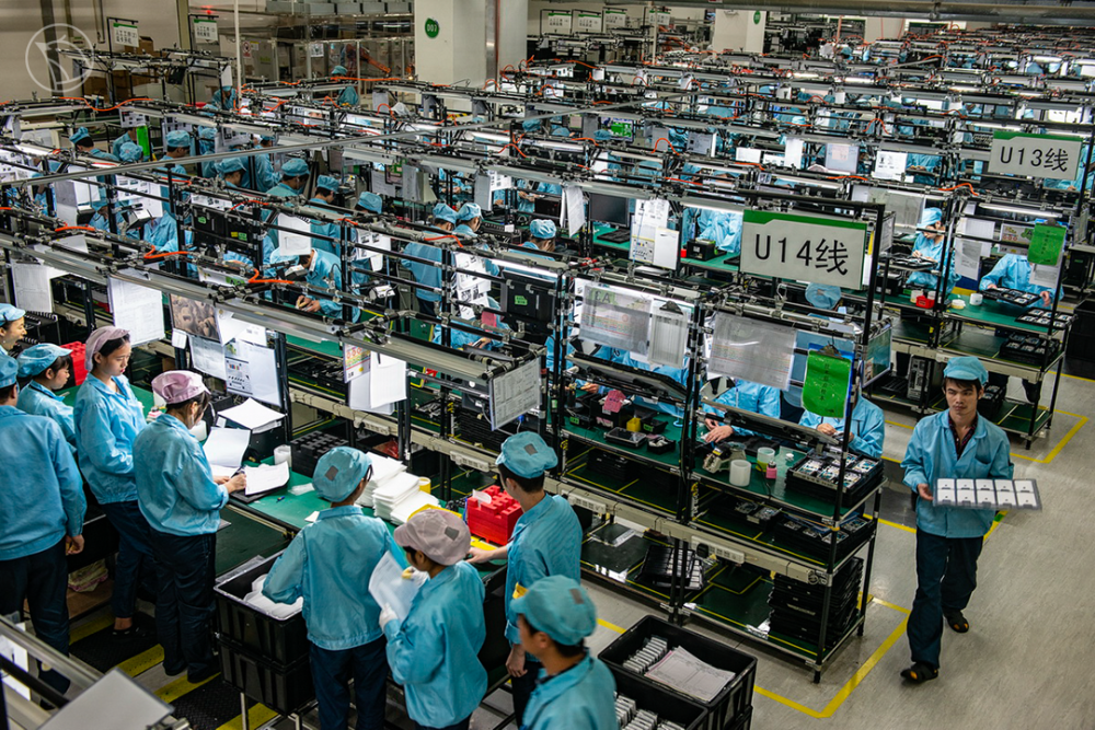 2014年12月9日,广东省东莞市.手机厂的生产车间