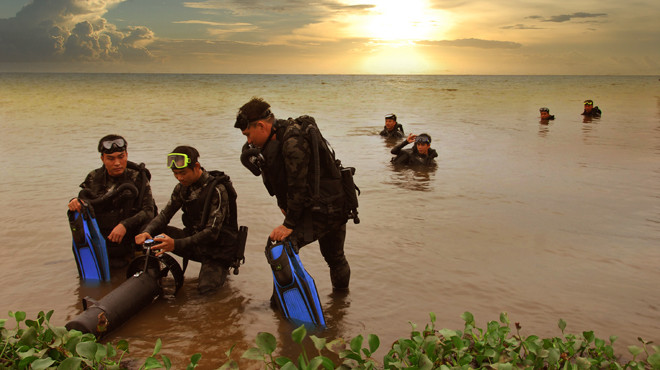 水雷炸沉美军航母越南战争中的越南蛙人部队