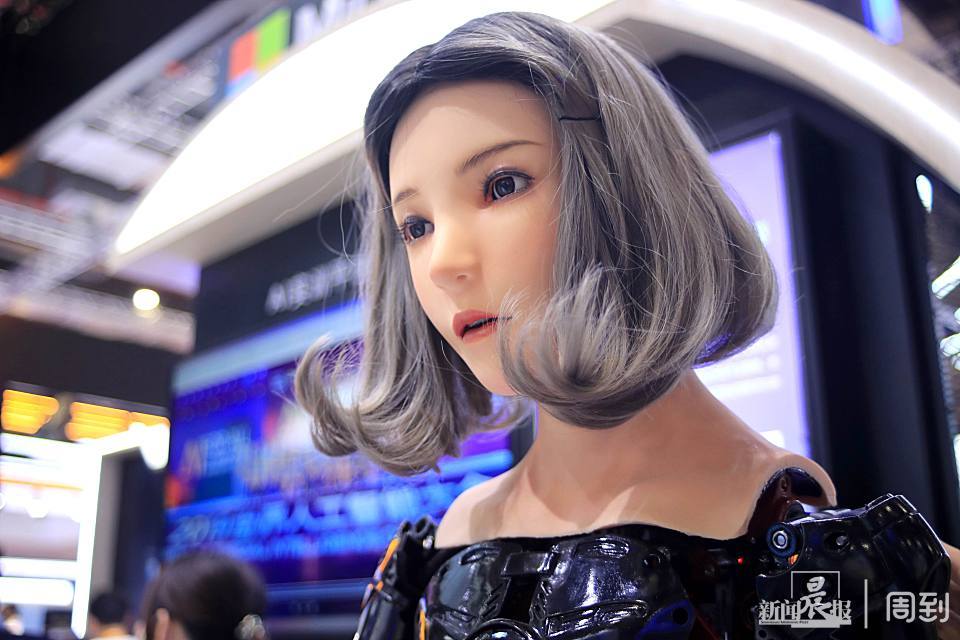 微软展台小姐姐版仿生机器人酷炫像从科幻电影中走出来一般进镜头