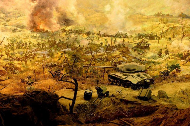 令翻译组长谢本治率领老战士曾信琴对敌喊话,发动攻心战术,宣传俘虏