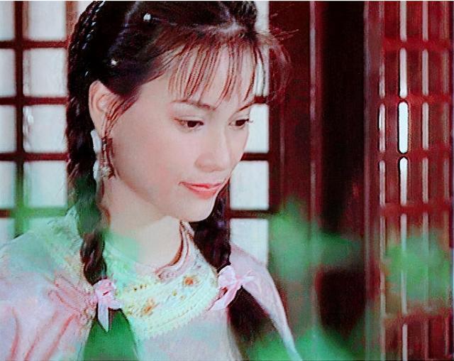 她在吴京最落魄的时候离开他转身嫁入豪门如今在路边摆摊为生