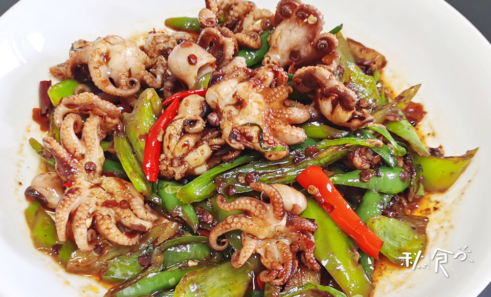 一盘八爪鱼,用3种辣椒做配菜,炒前多加这1步,香辣鲜香,真解馋