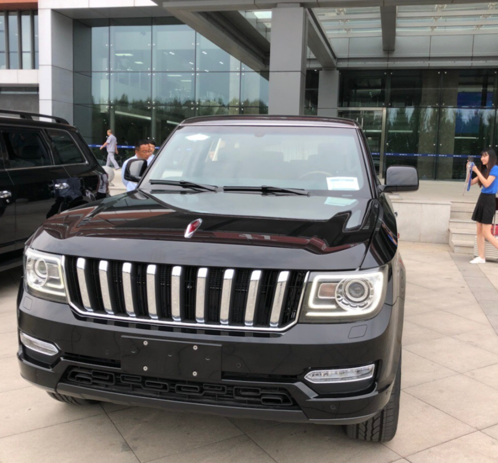 长春偶遇红旗ls5,百万级的越野车,格栅条上有9条龙