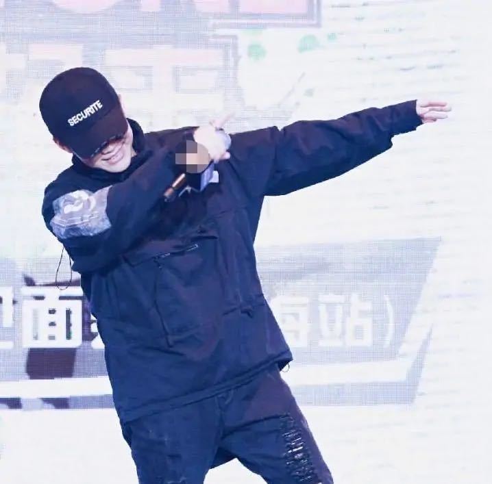 李小璐|凭借新歌高调复出后，李小璐再晒视频，衣服上ONE字引争议