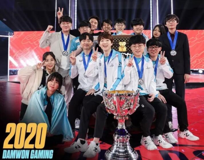 LOL官方公布S1-S10捧杯照，faker出现三次，S1夺冠场面最寒酸