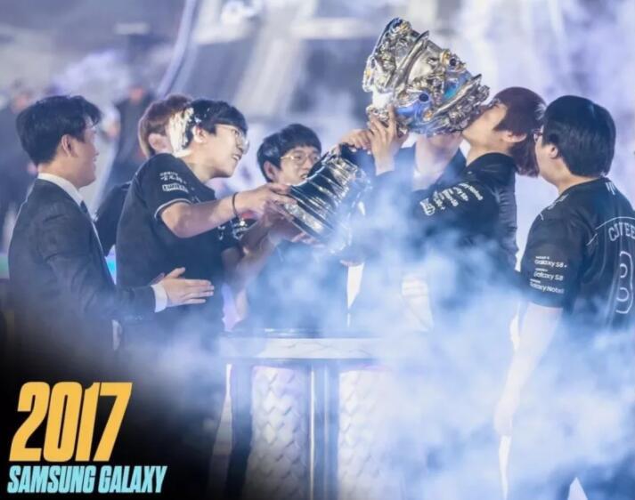 LOL官方公布S1-S10捧杯照，faker出现三次，S1夺冠场面最寒酸